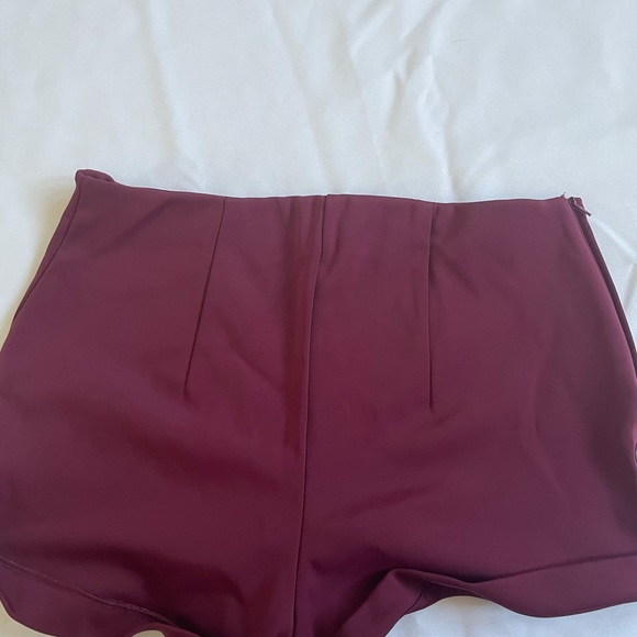 Adorable maroon high waisted shorts - Picture 4 of 4